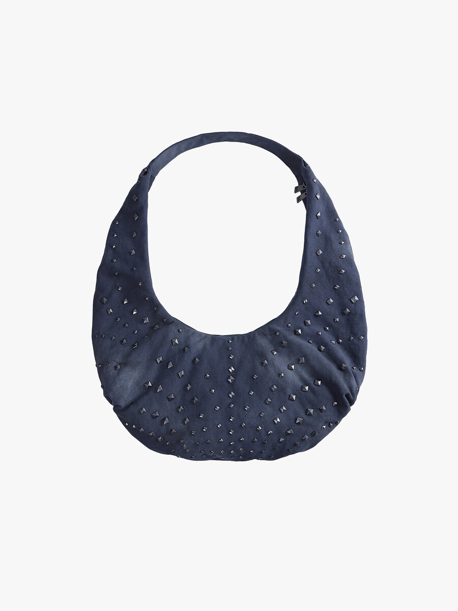 bolsa con remaches de forma cuadrada