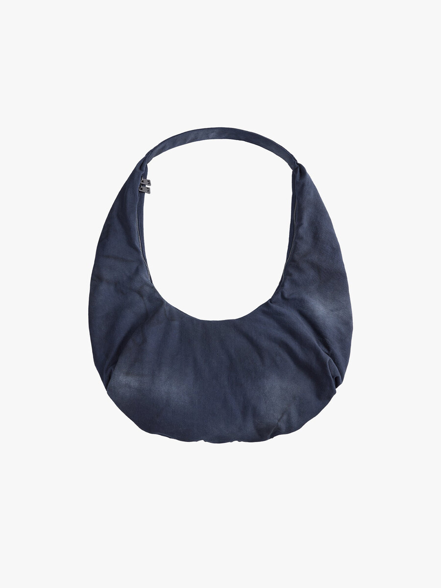 bolsa con remaches de forma cuadrada