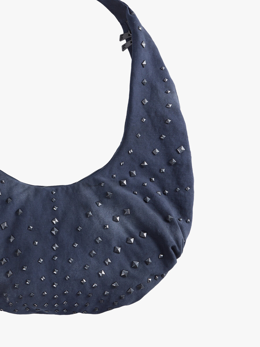 bolsa con remaches de forma cuadrada