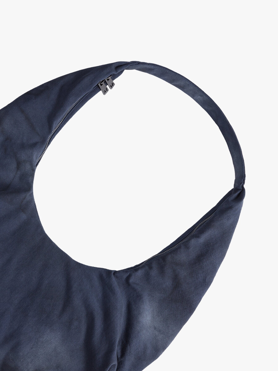 bolsa con remaches de forma cuadrada