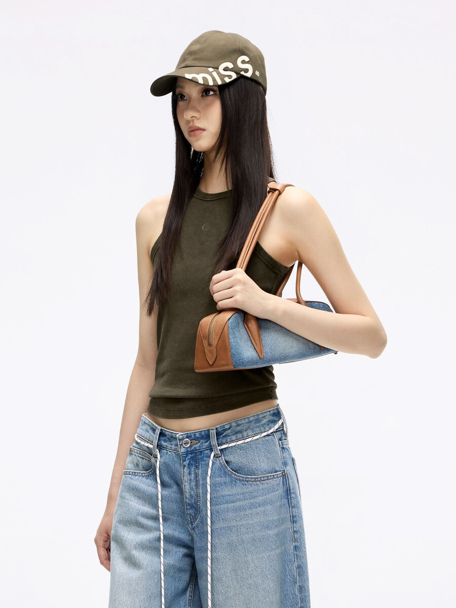 bolso vaquero con parche de cuero