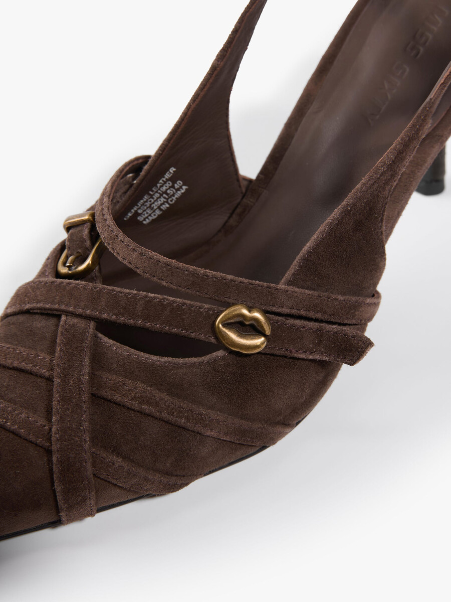 tacones altos con hebilla
