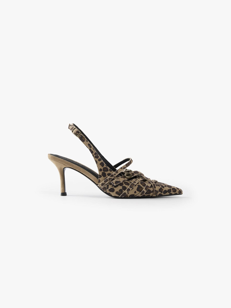 tacones altos con hebilla