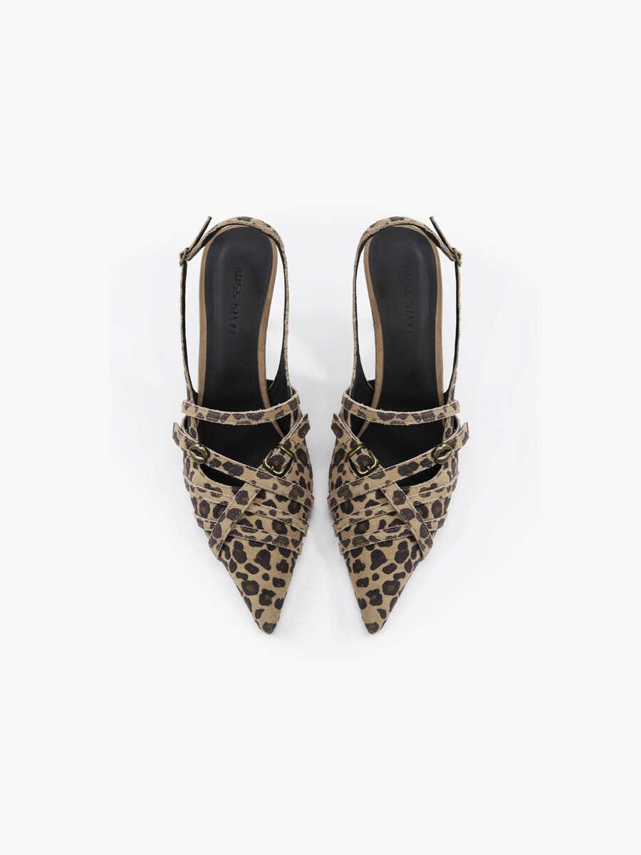tacones altos con hebilla