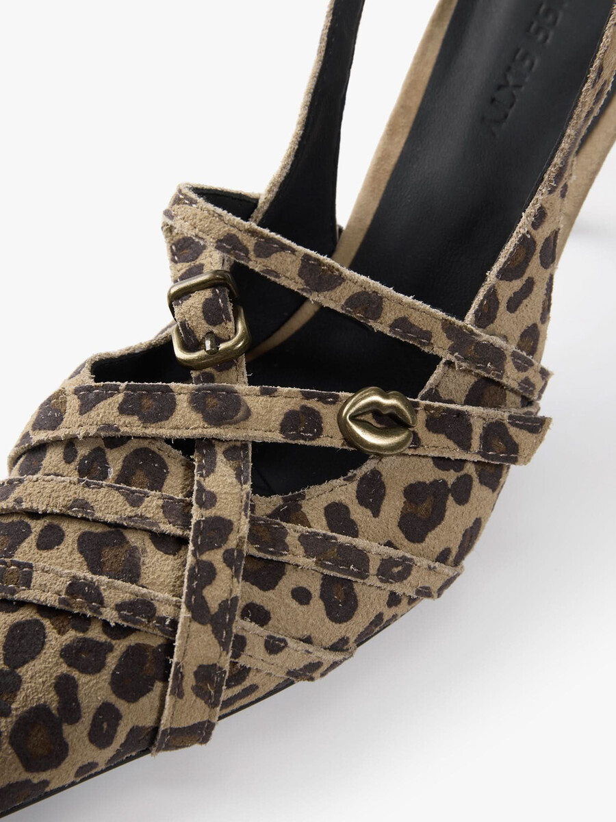 tacones altos con hebilla