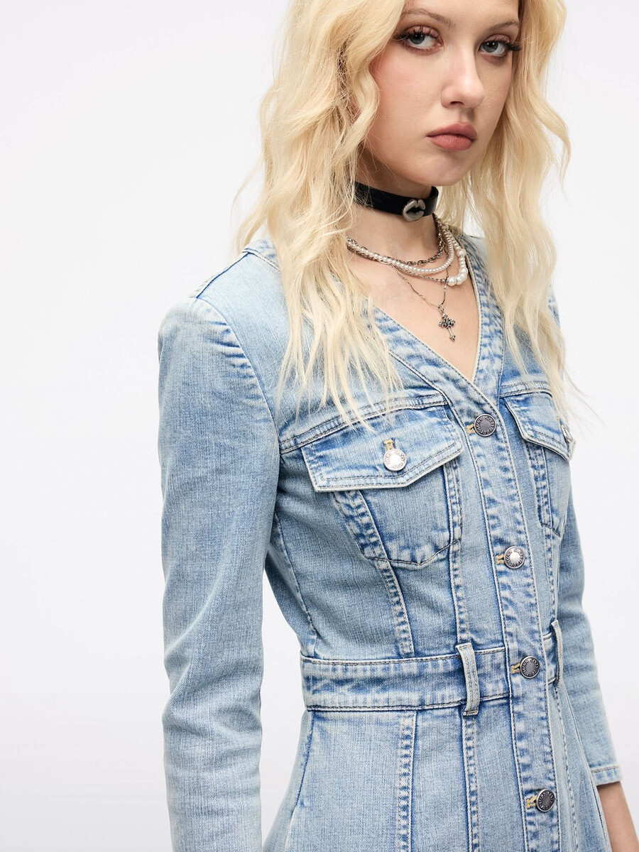 vestido vaquero plisado con cintura anudada