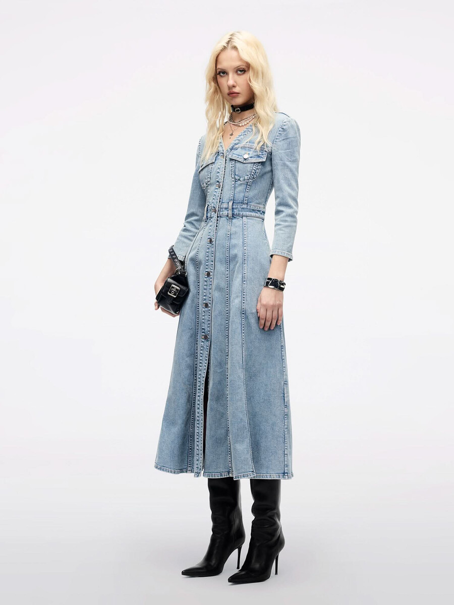 vestido vaquero plisado con cintura anudada