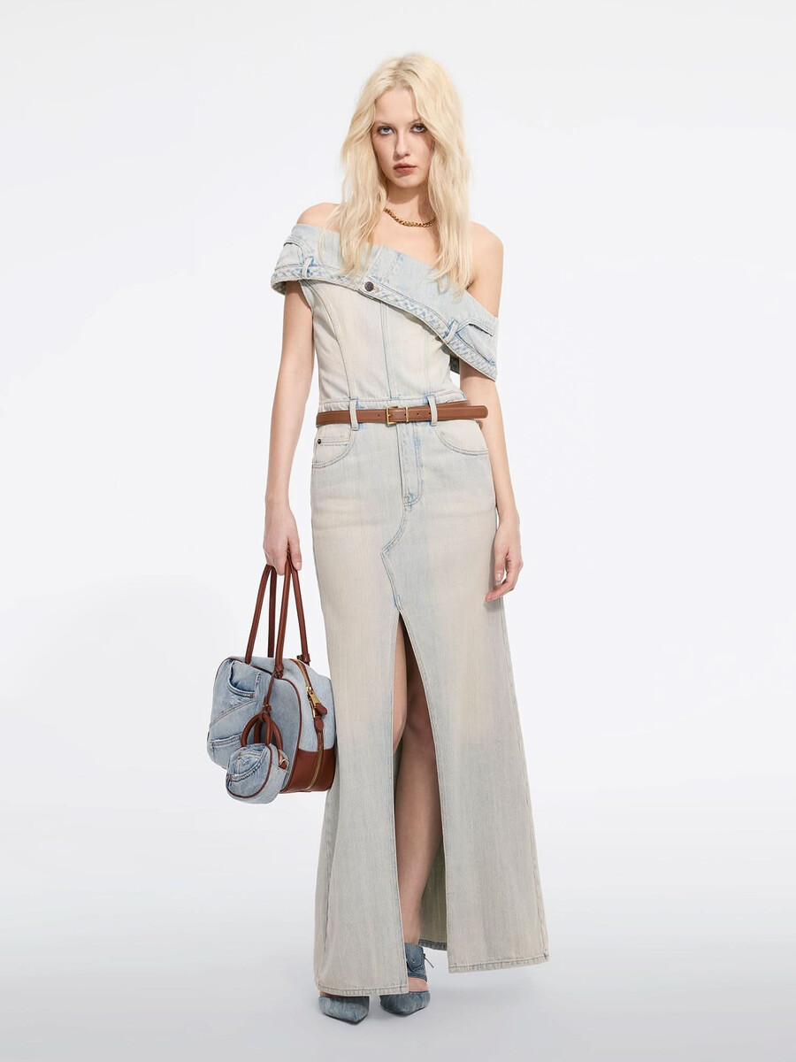 vestido vaquero con hombros inclinados