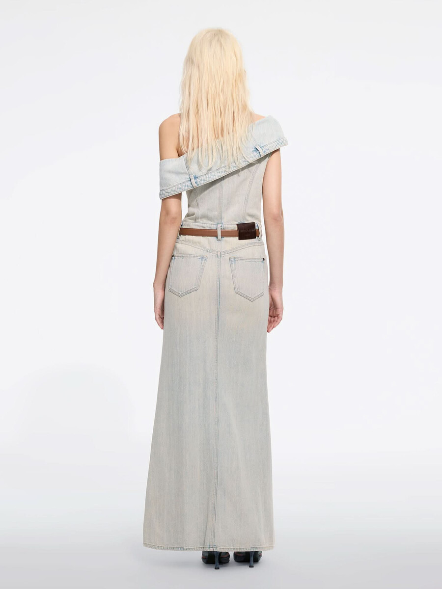 vestido vaquero con hombros inclinados