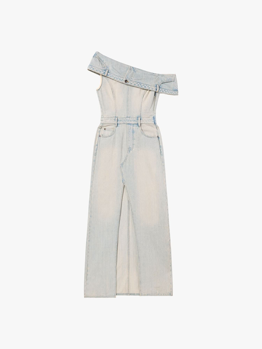 vestido vaquero con hombros inclinados