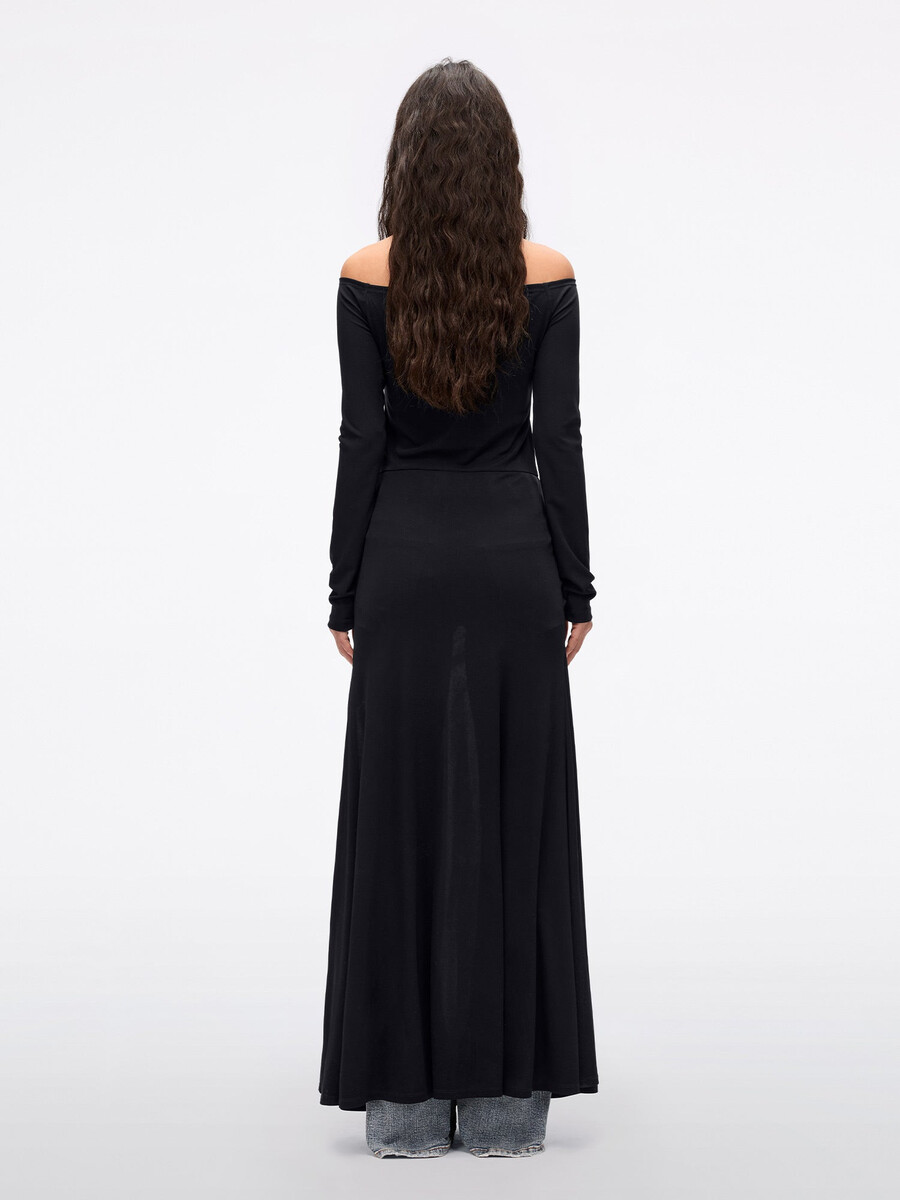 vestido negro con hombros descubiertos