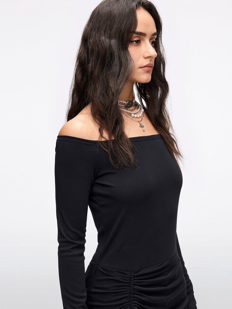 vestido negro con hombros descubiertos