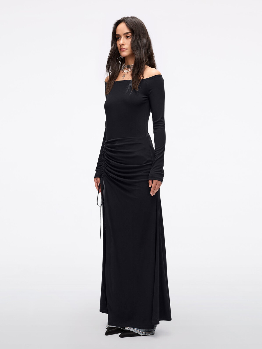 vestido negro con hombros descubiertos