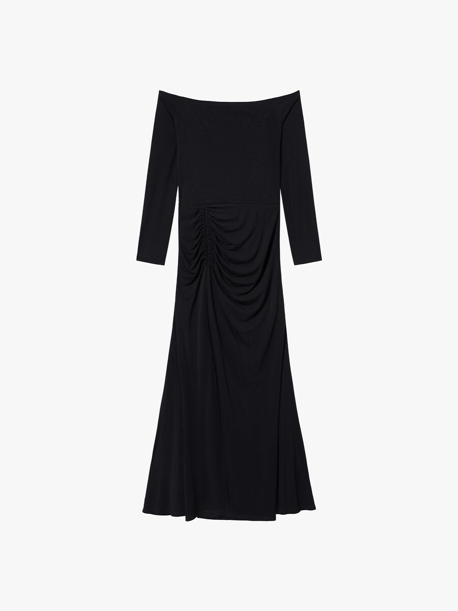 vestido negro con hombros descubiertos