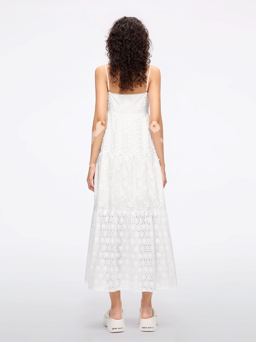 vestido de tirantes bordado
