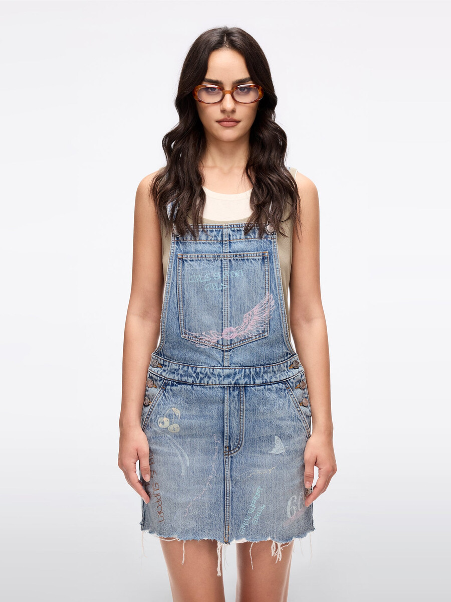 vestido vaquero con tirantes de grafiti