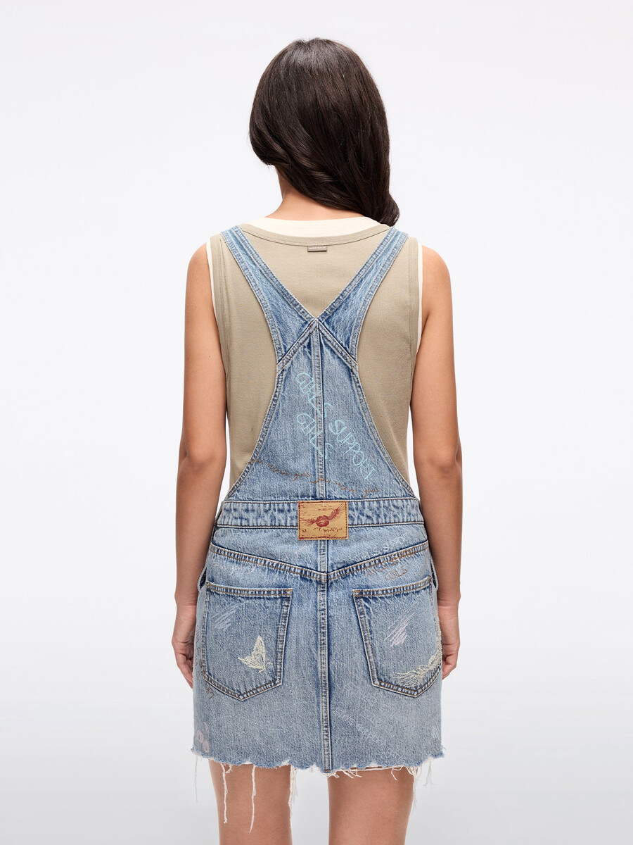 vestido vaquero con tirantes de grafiti