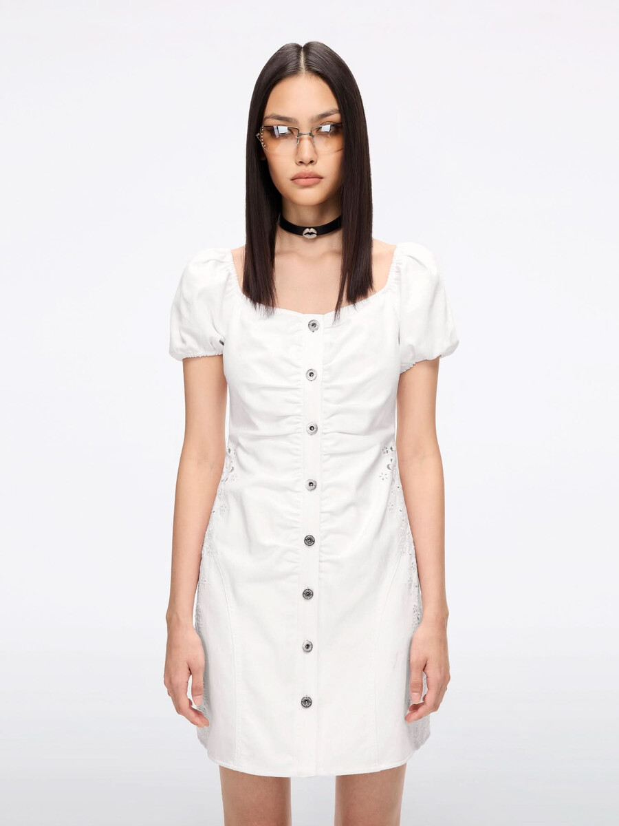 vestido de mezclilla con cortes