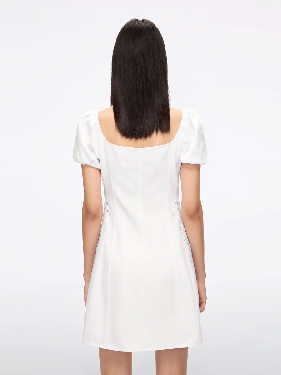 vestido de mezclilla con cortes