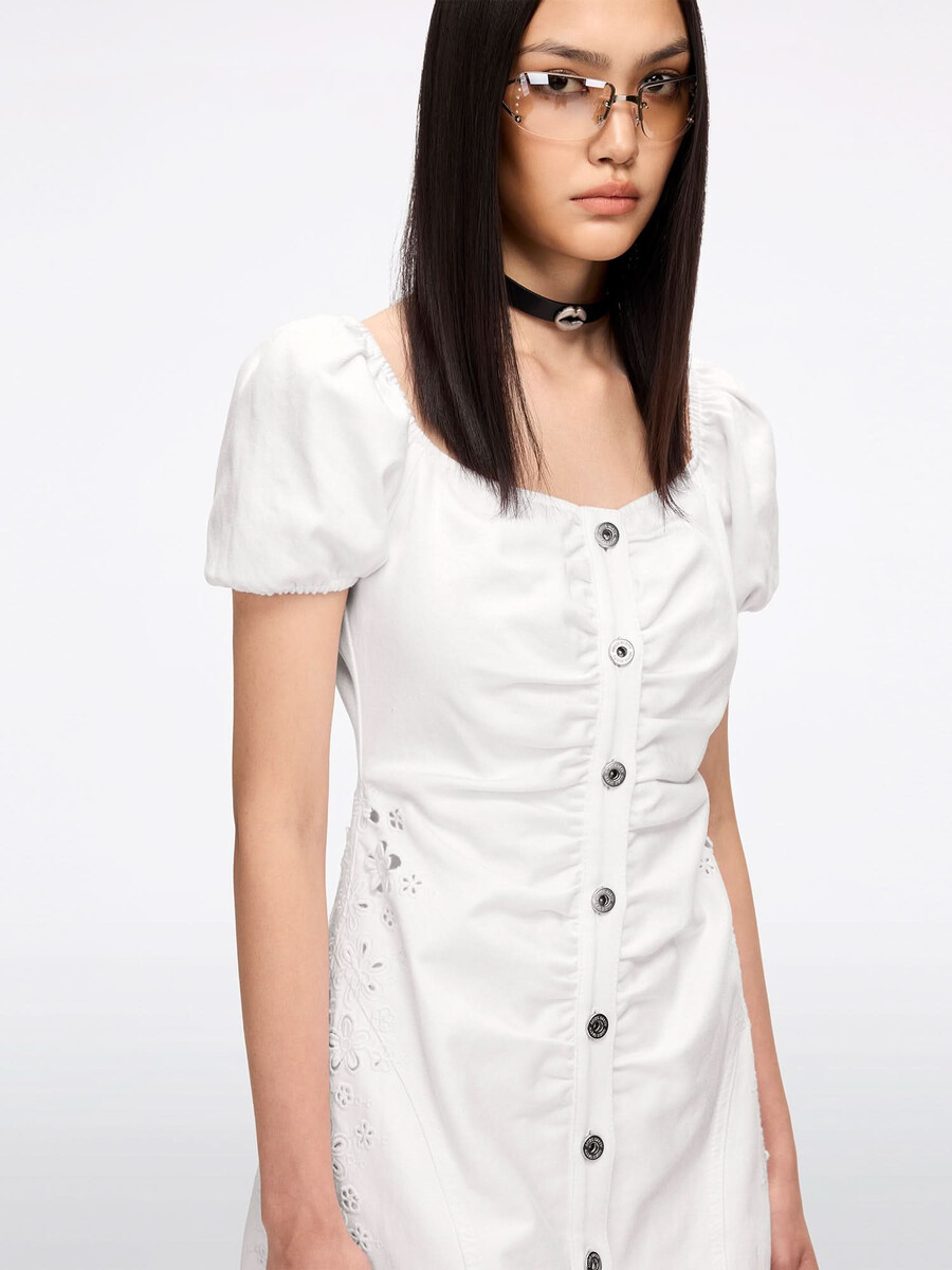 vestido de mezclilla con cortes