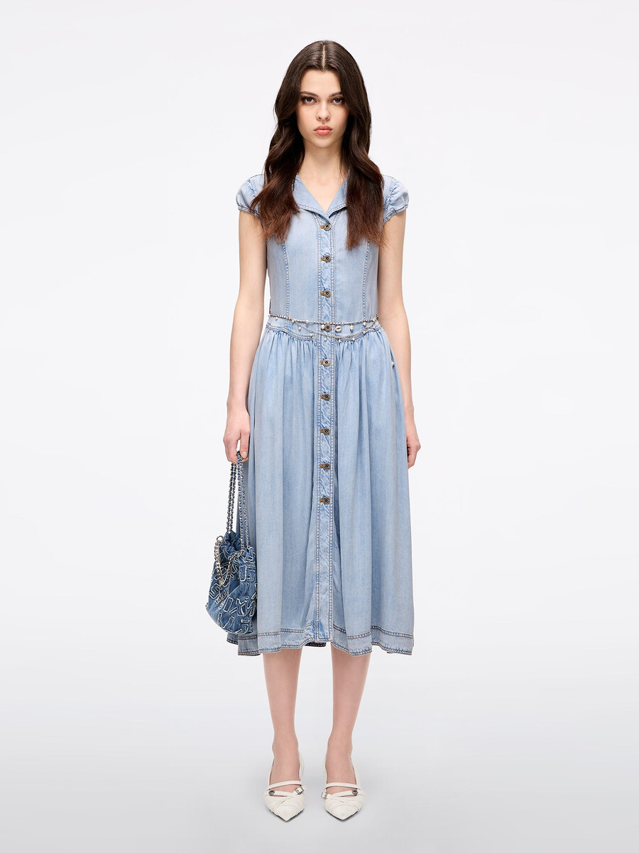 vestido vaquero con cadena en la cintura