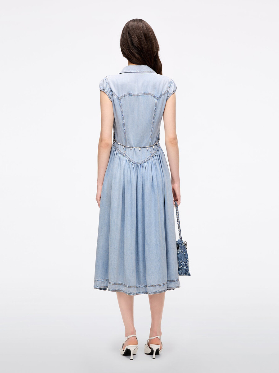 vestido vaquero con cadena en la cintura