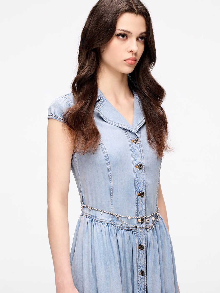 vestido vaquero con cadena en la cintura