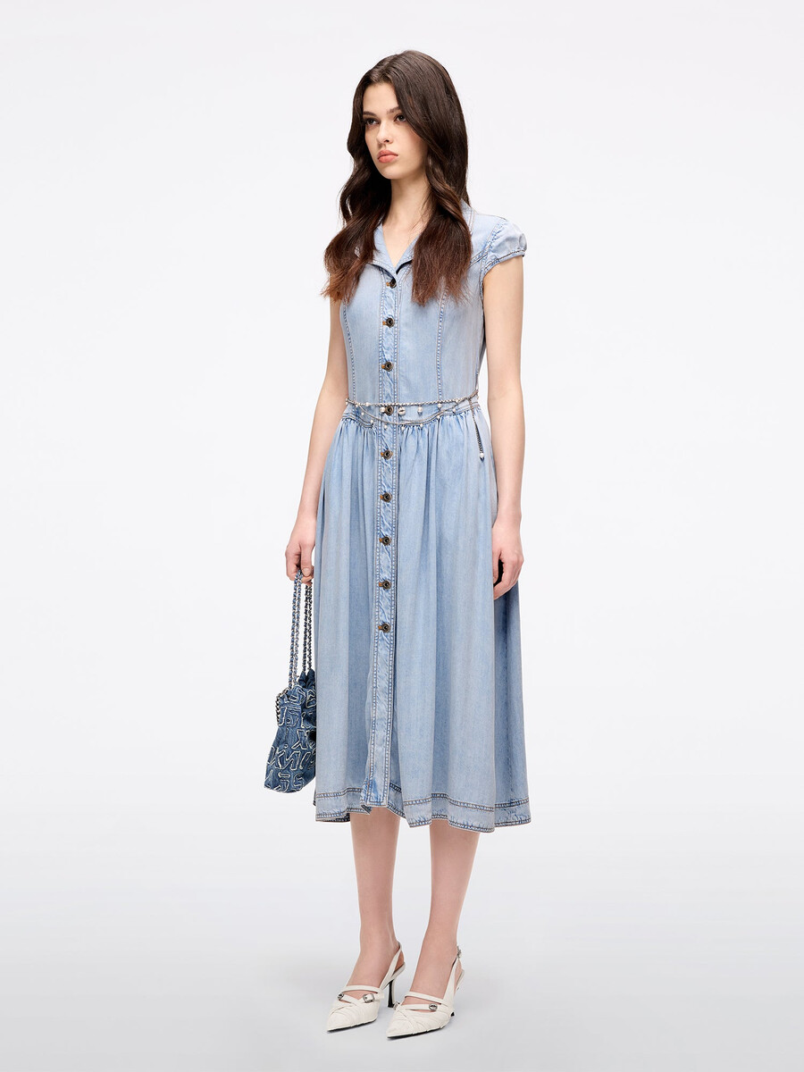 vestido vaquero con cadena en la cintura