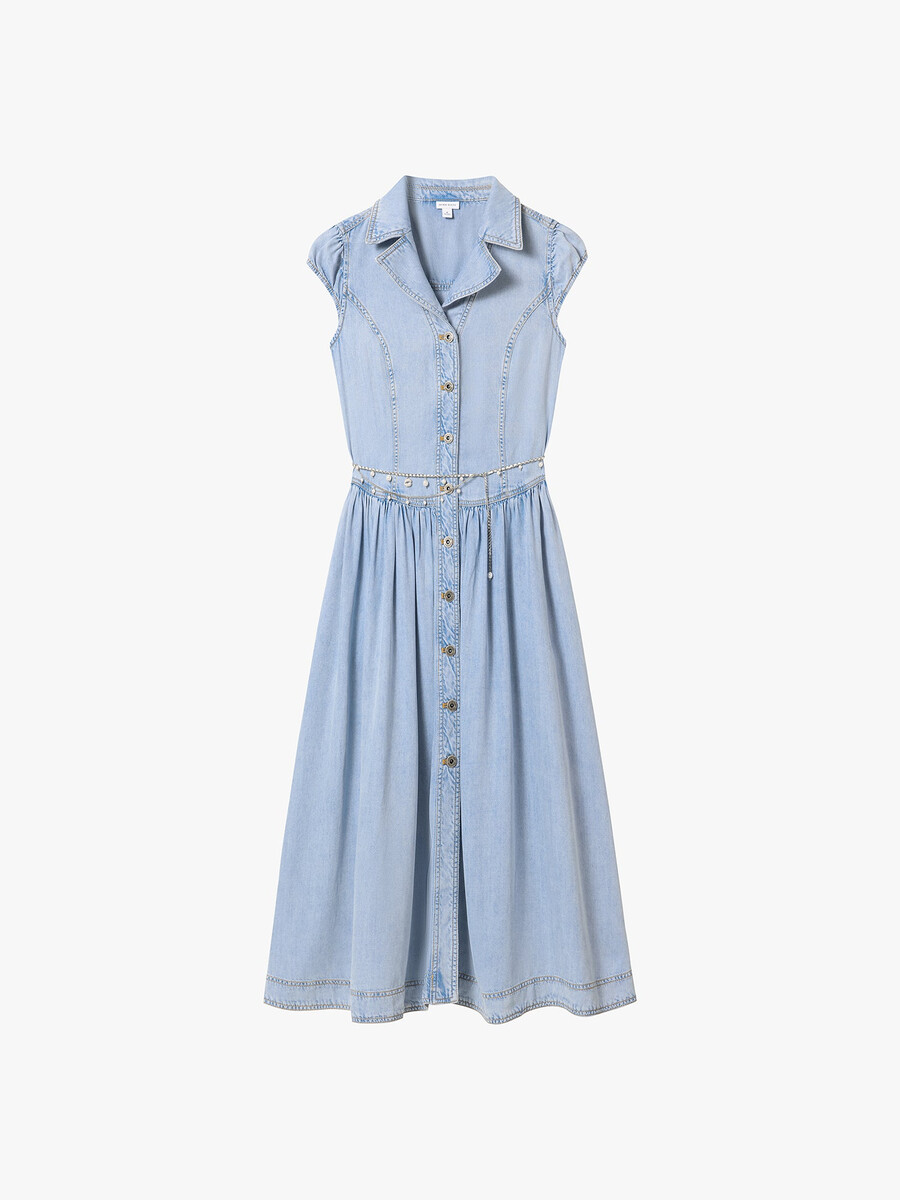 vestido vaquero con cadena en la cintura