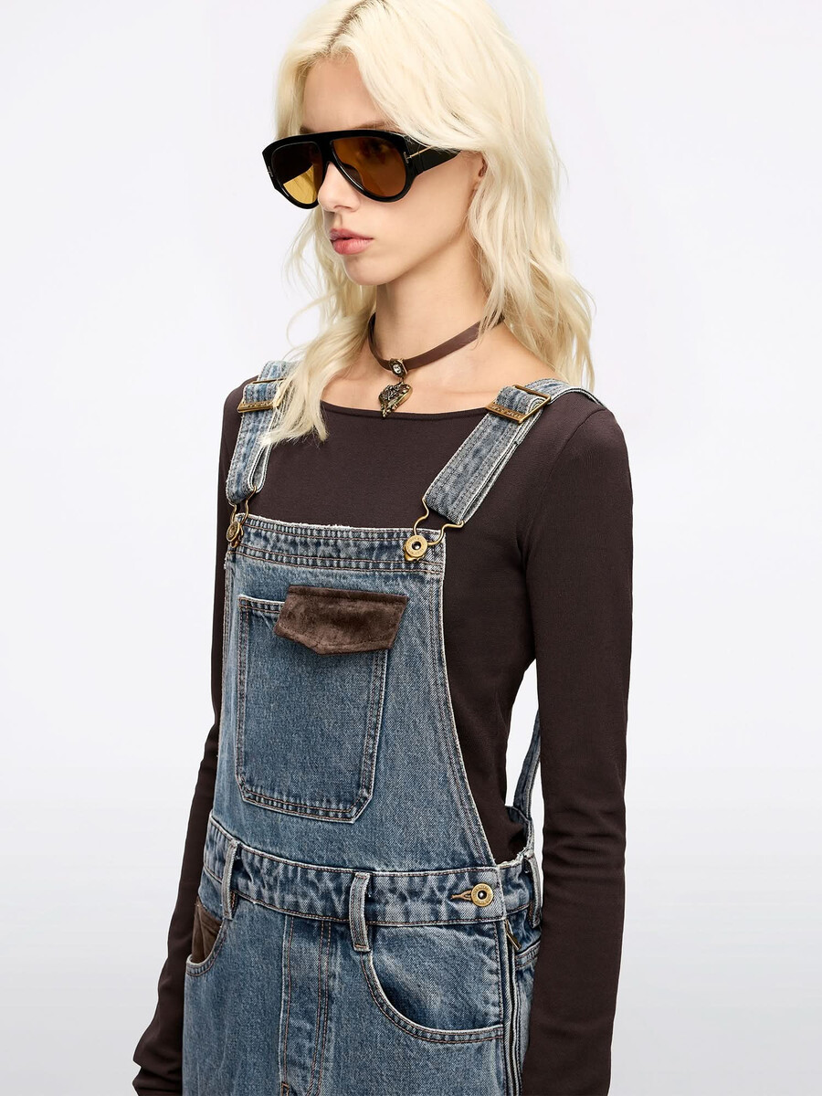 vestido vaquero con parche de cuero