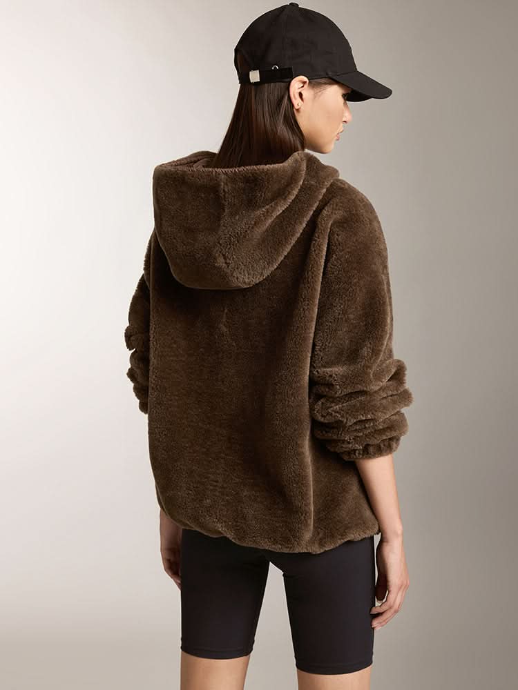 chaqueta polar con capucha