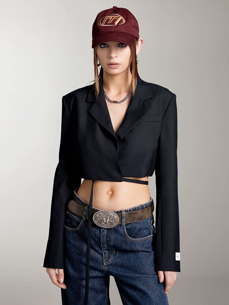 chaqueta corta de lana con cordones