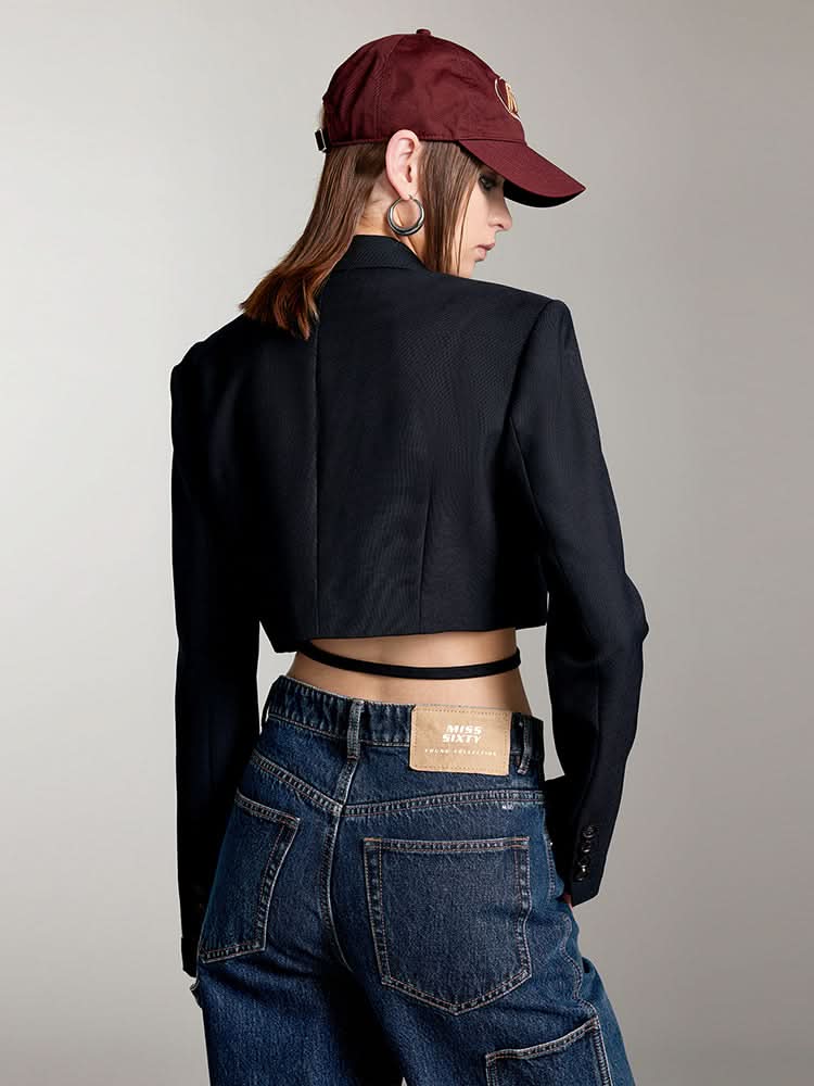 chaqueta corta de lana con cordones