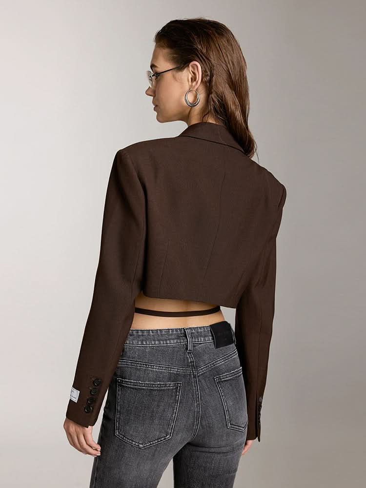 chaqueta corta de lana con cordones