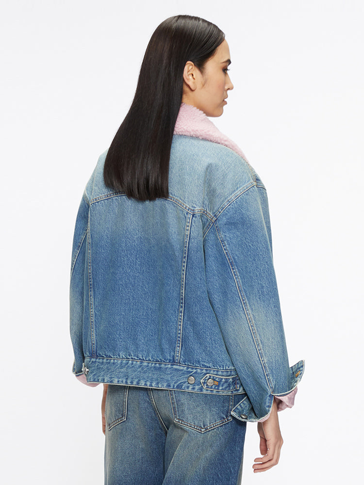 chaqueta vaquera con cuello de piel de oveja