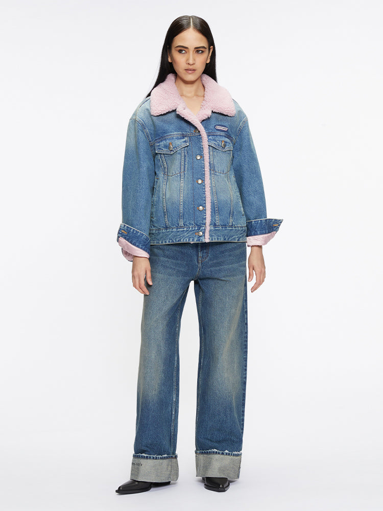 chaqueta vaquera con cuello de piel de oveja