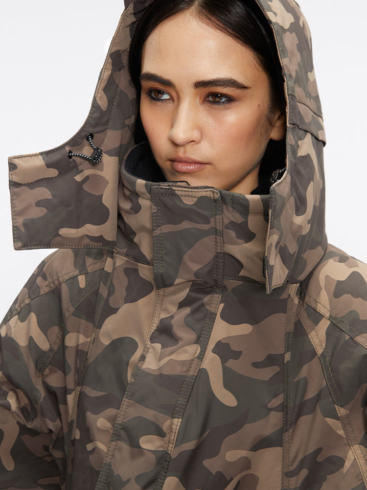 chaqueta con capucha de camuflaje