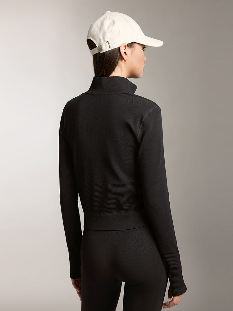 chaqueta deportiva de cuello alto y corte entallado