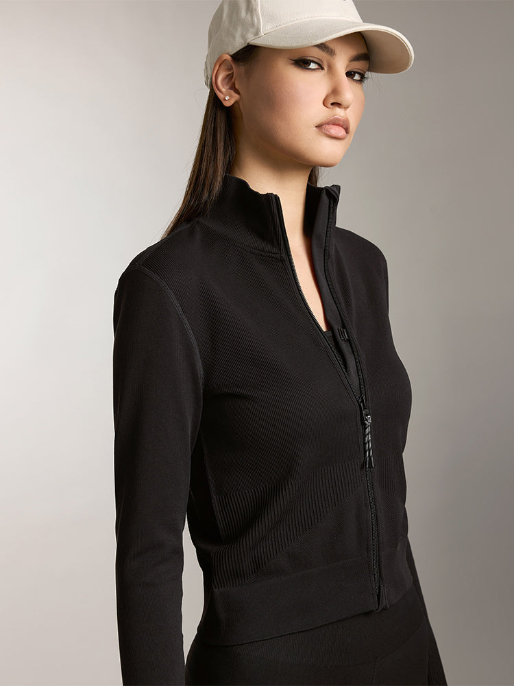 chaqueta deportiva de cuello alto y corte entallado