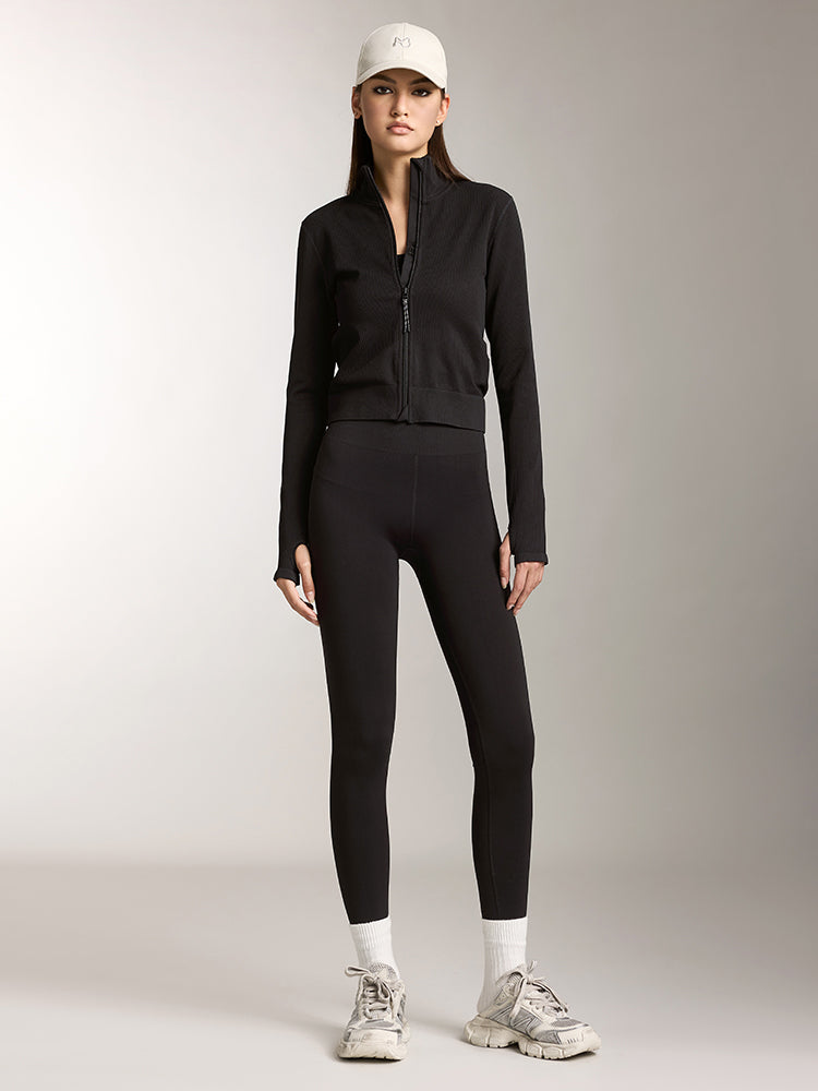 chaqueta deportiva de cuello alto y corte entallado