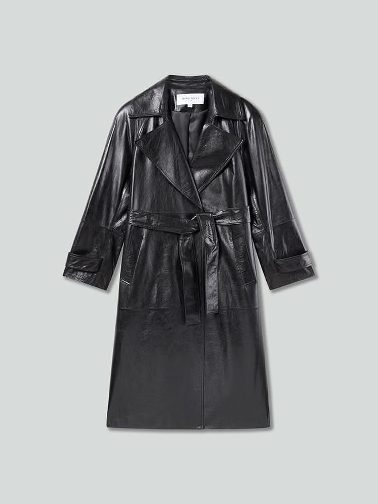 chaqueta de cuero con cinturón y solapa con muescas