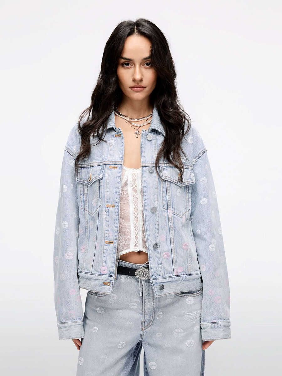 chaqueta vaquera con cuentas y adornos de alas