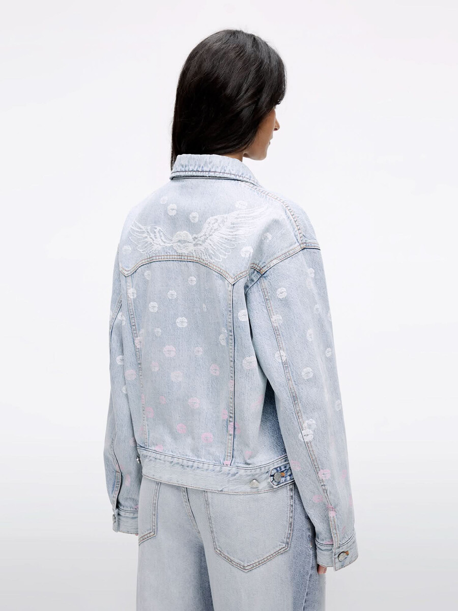 chaqueta vaquera con cuentas y adornos de alas