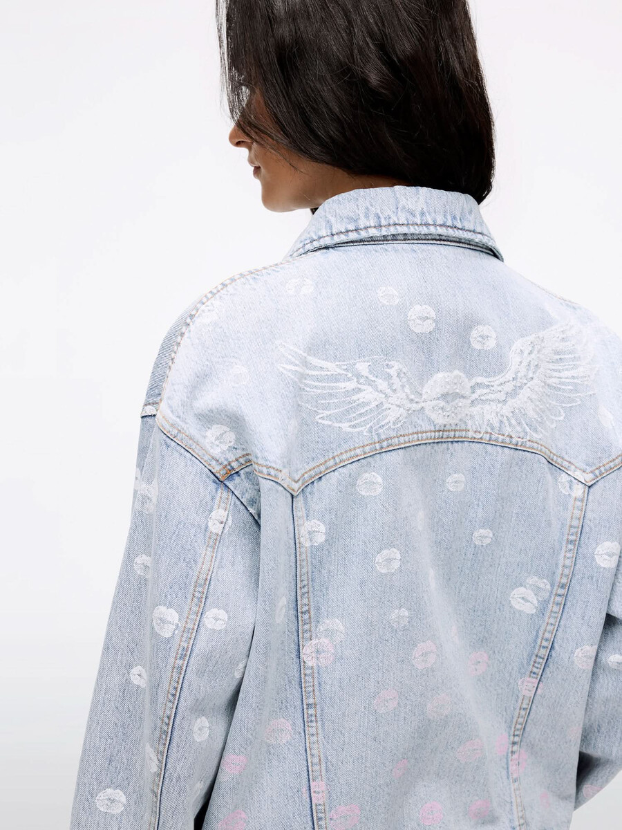 chaqueta vaquera con cuentas y adornos de alas