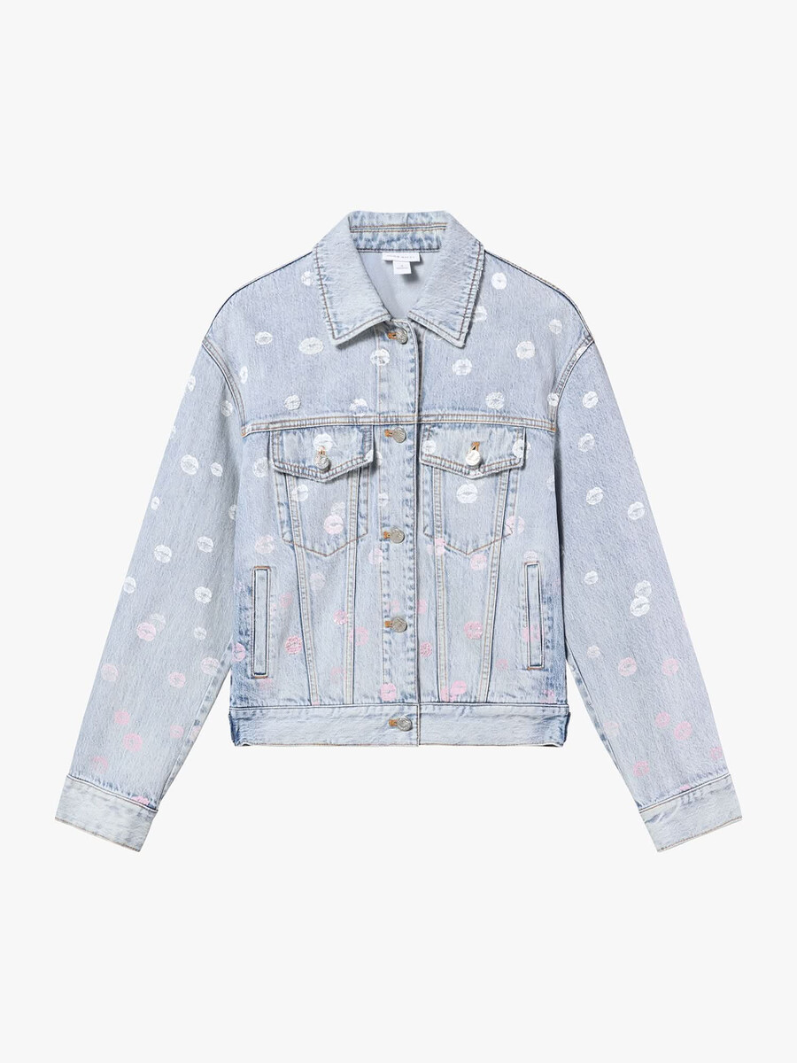 chaqueta vaquera con cuentas y adornos de alas