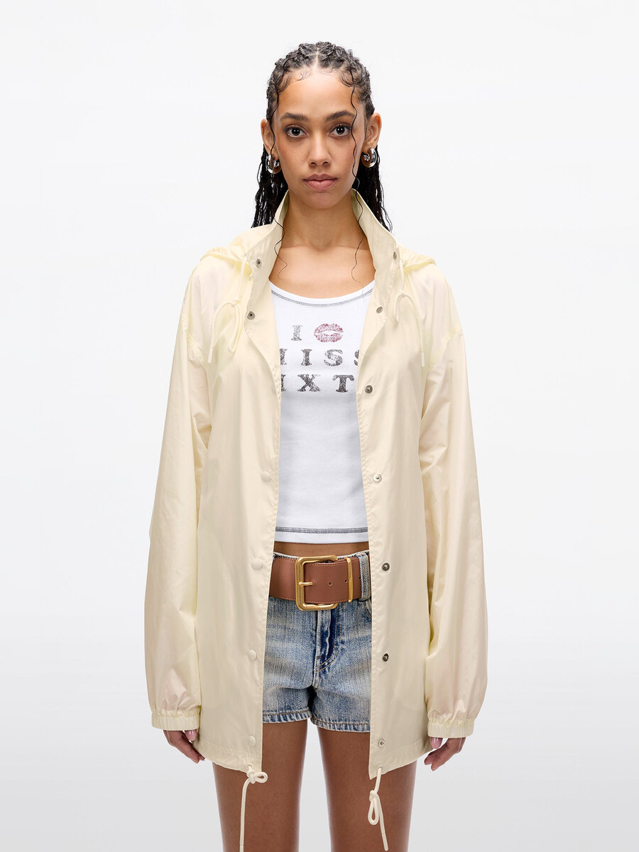 chaqueta ligera con capucha plegable