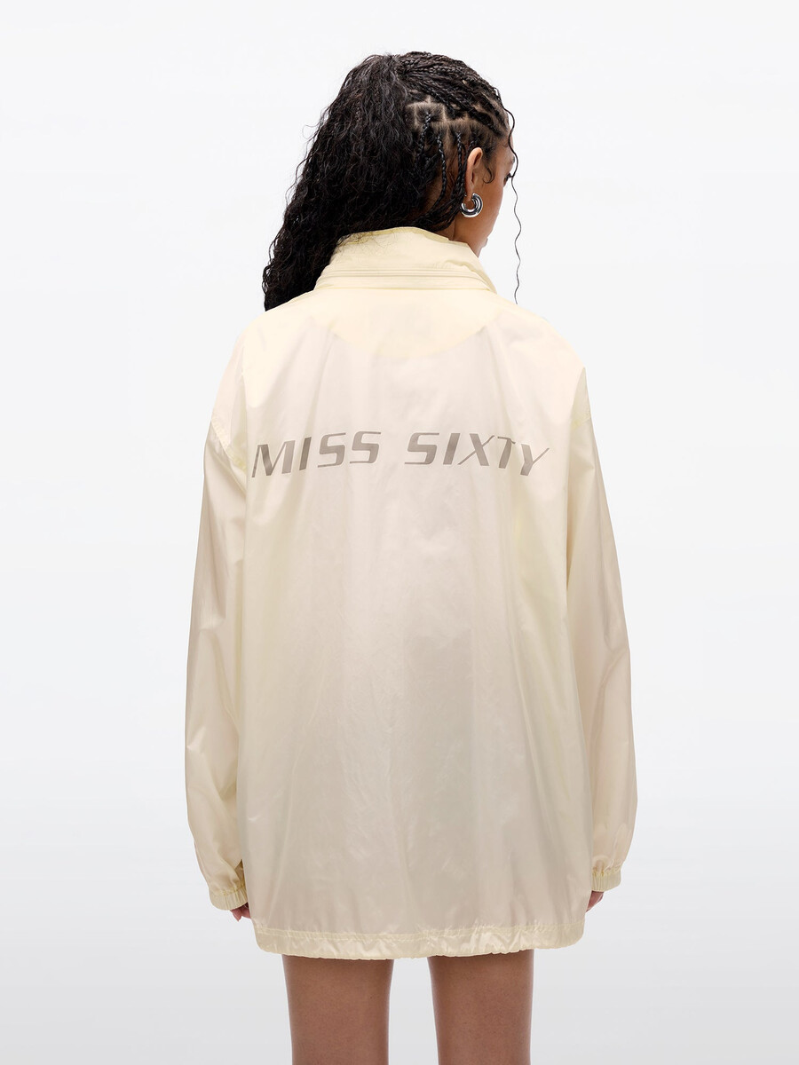 chaqueta ligera con capucha plegable