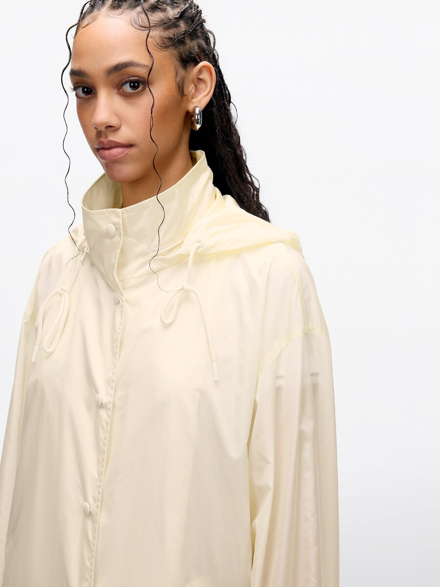 chaqueta ligera con capucha plegable