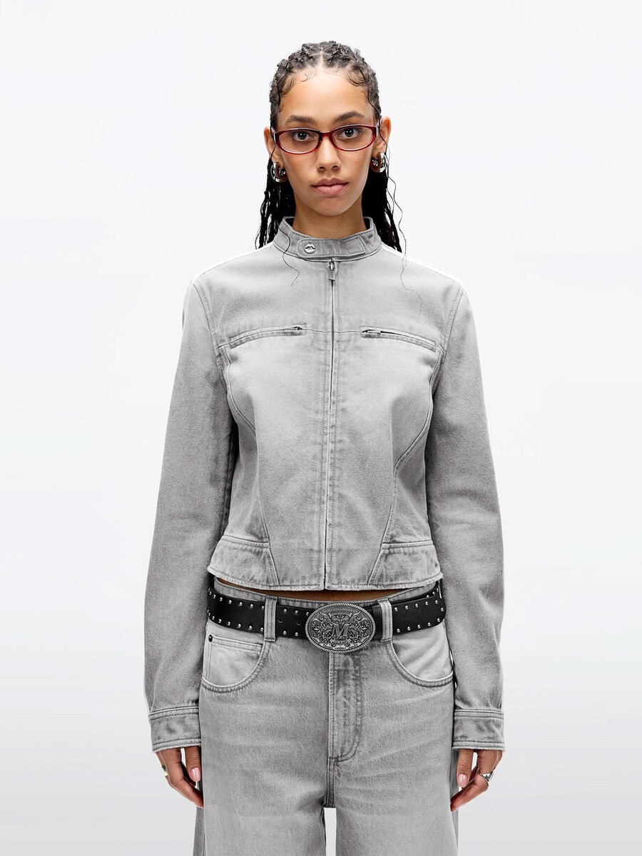 chaqueta vaquera corta con cuello alto y cremallera