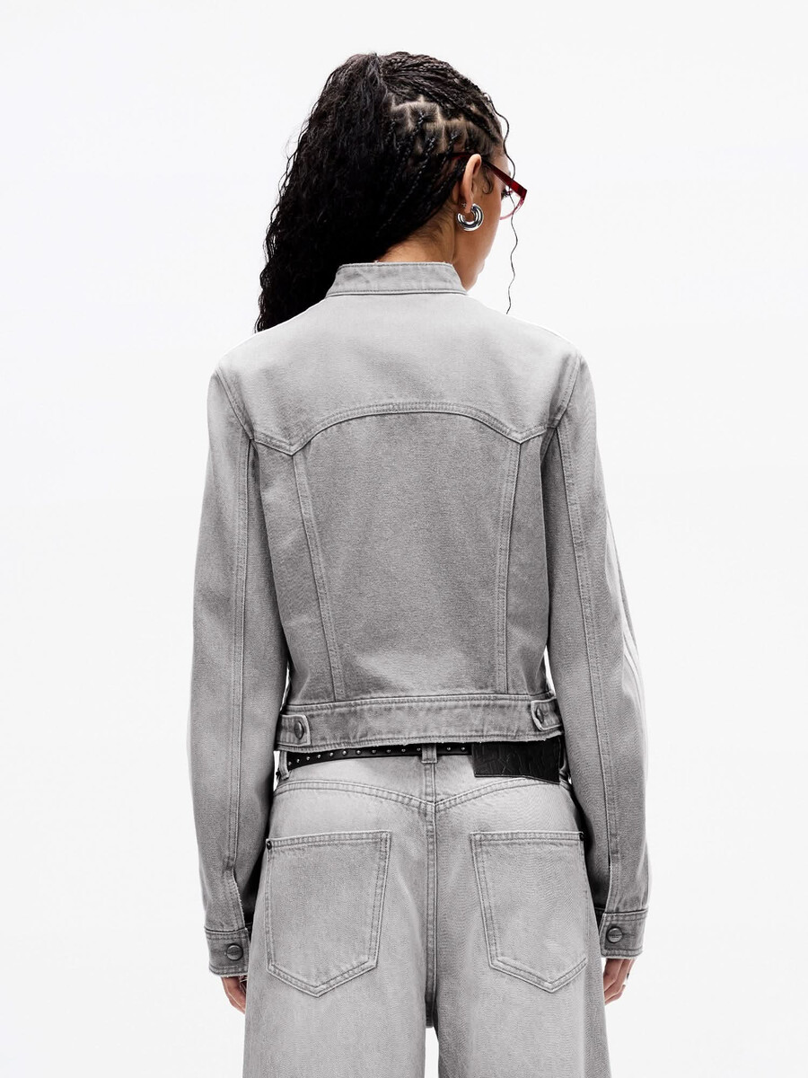 chaqueta vaquera corta con cuello alto y cremallera